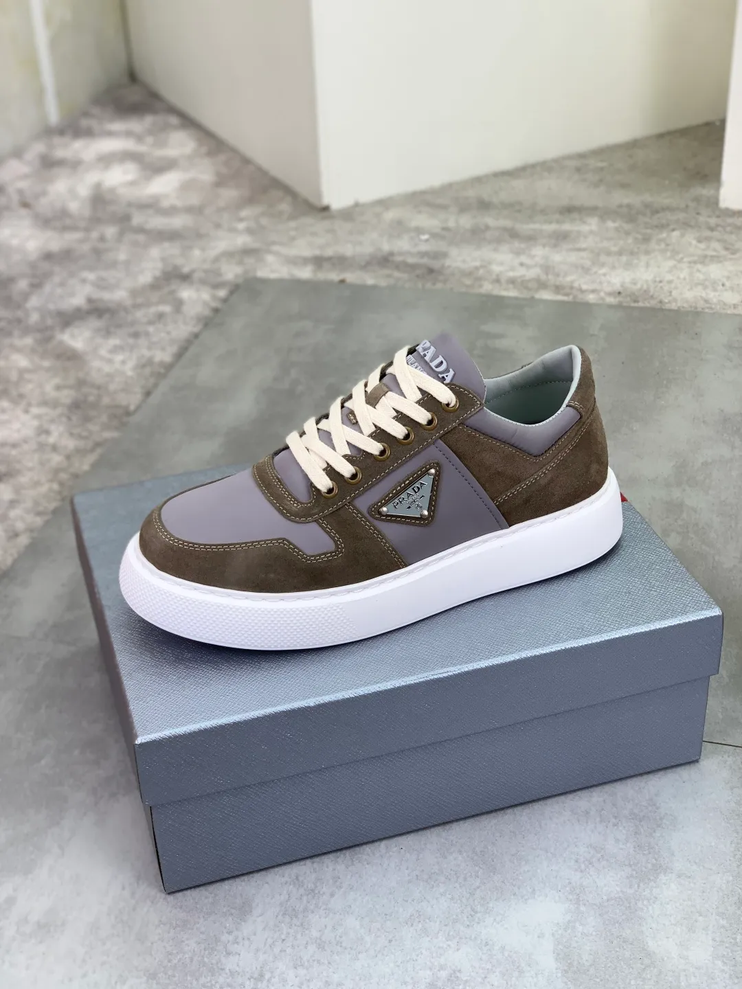 Men's shoes 💰P560💰 [New model] High version official website popular model is on the market, 🆘 Trendy brand (Prada) mainly promotes popular model, avant-garde and versatile fashionable men's shoes private version mold opening, cowhide surface splicing 1:1.. Stylish and simple, original imported cowhide lining cowhide feet; the atmosphere and personality are more fashionable, eye-catching and pursuing class. It will subvert the old idea and be a must-have for fashion trendsetters with you! Must keep it for yourself! Tall and comfortable, large and low, high-end quality workmanship. Code number: 38-44 5⃣️colors available.